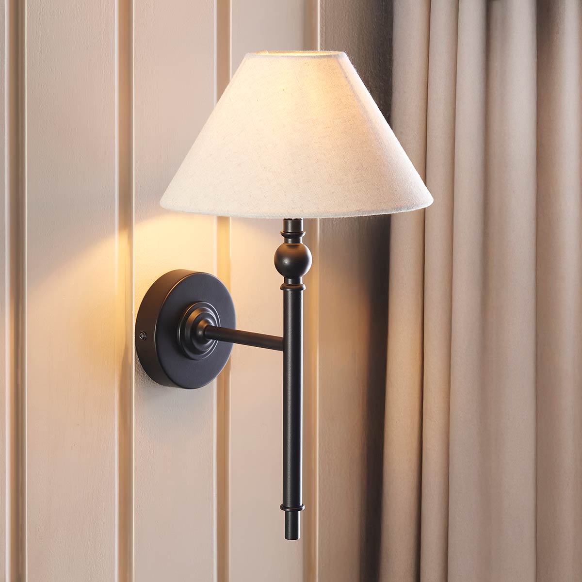 Lille Classic Single Wall Light in Matt Black with Shade