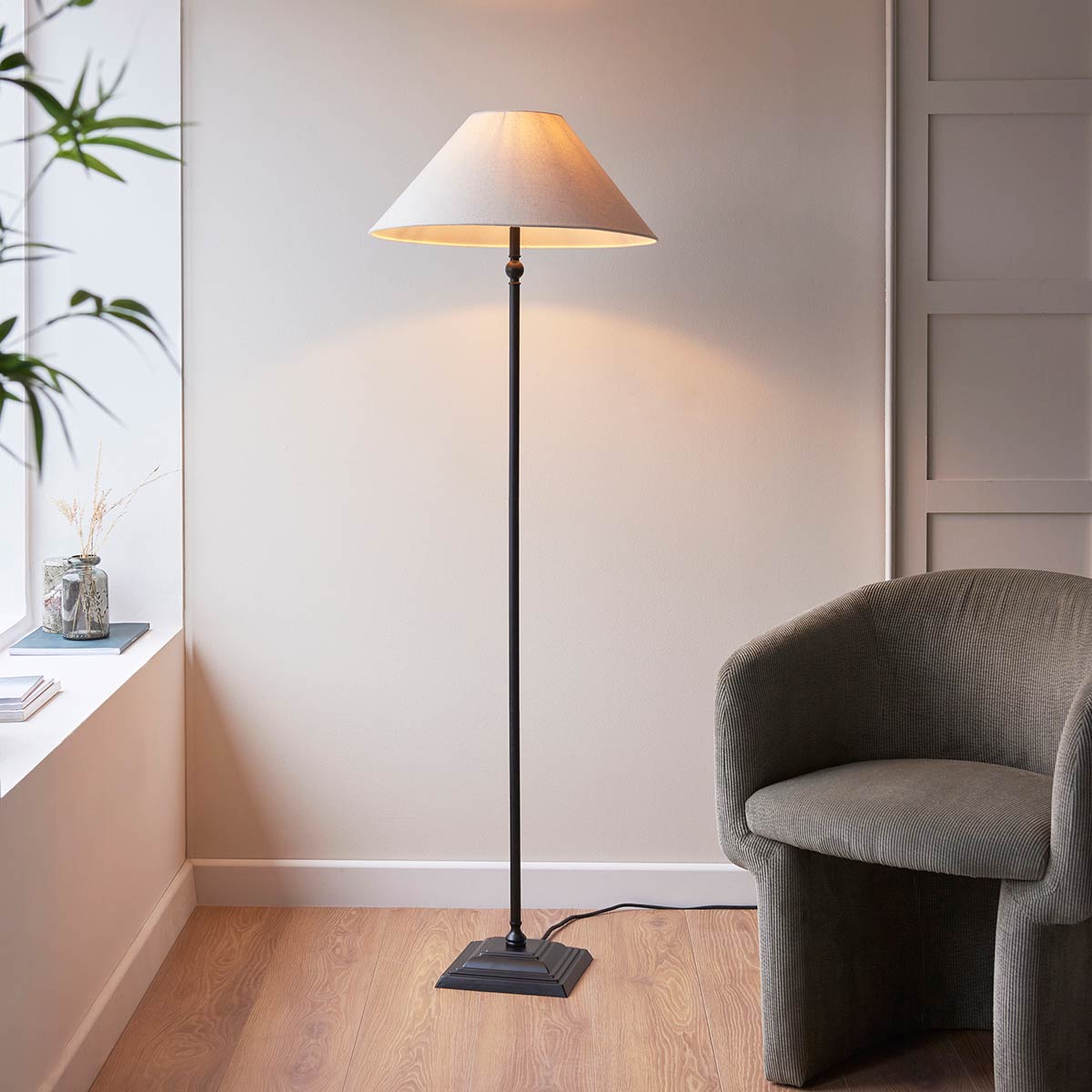 Lille Candlestick Floor Lamp in Matt Black with Shade