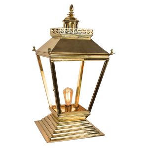 Chateau medium 1 light solid brass Victorian style outdoor gate pillar lantern shown polished